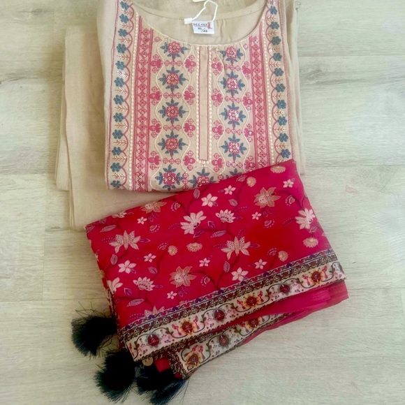 Elegant Embroidered Kurta ,pant and Dupatta Set - Picture 1 of 6